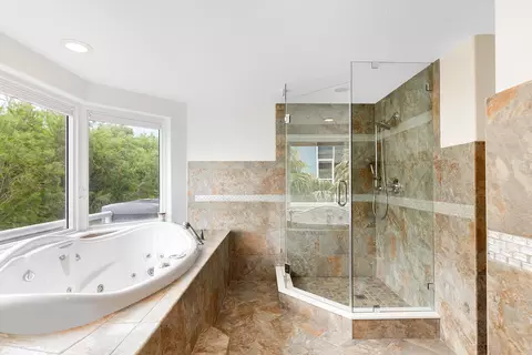 Bath - 21 Mutiny Pl, Key Largo, FL 33037 photo 4 of 7