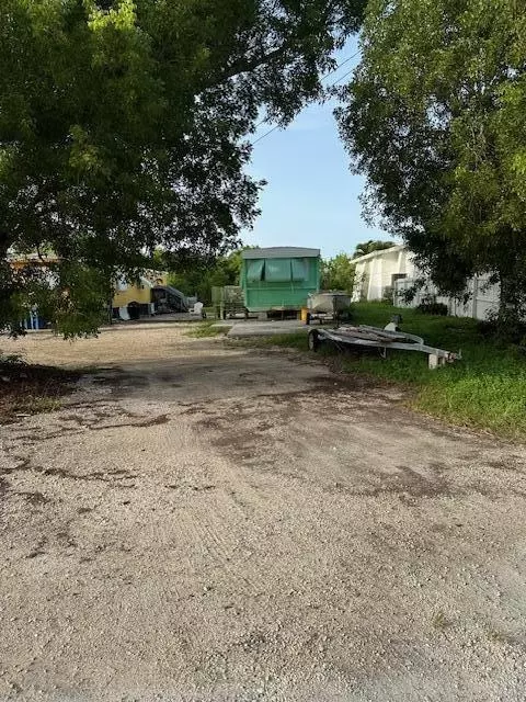 8 Hibiscus Ln, Key Largo, FL 33037