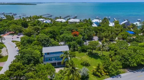 910 E Shore Dr, Summerland Key, FL 33042