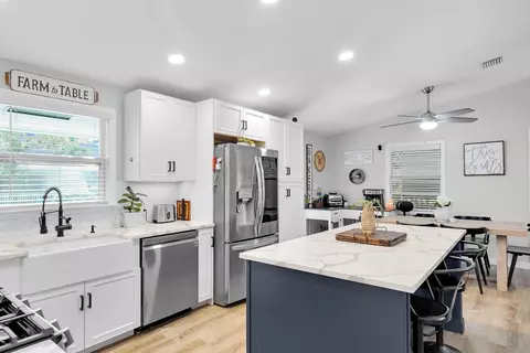 Kitchen - 29127 Violet Dr, Big Pine Key, FL 33043 photo 3 of 5