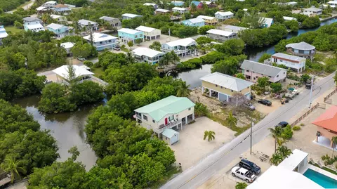 33 E Cahill Ct, Big Pine Key, FL 33043 photo 2