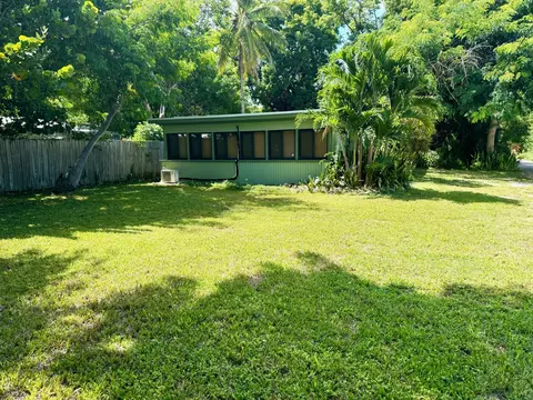 106 Poinsetta Dr, Key Largo, FL 33037