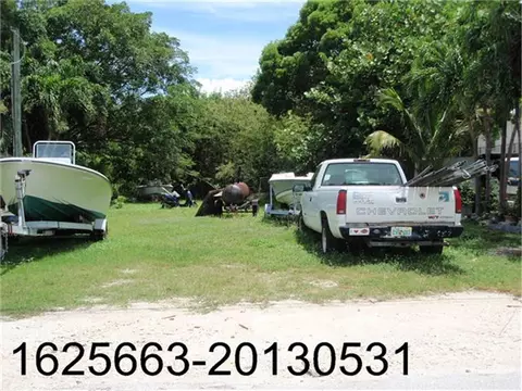 18 Hibiscus Ln, Key Largo, FL 33037