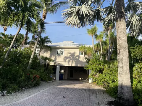 1061 Bay Dr, Summerland Key, FL 33042