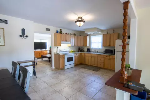 Kitchen - 29030 Iris Dr, Big Pine Key, FL 33043 photo 2 of 2