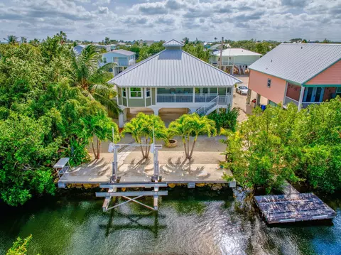 27379 Jamaica Ln, Ramrod Key, FL 33042