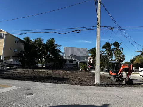 13 Beach Dr, Saddle Bunch, FL 33040 photo 2