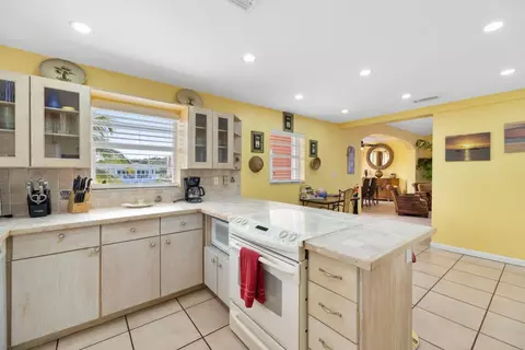 Kitchen - 23 S Exuma Rd, Key Largo, FL 33037 photo 3 of 4