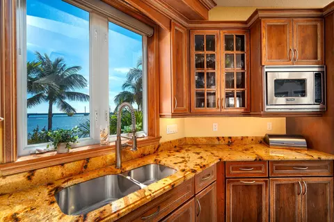 Kitchen - 29433 Enterprise Ave, Big Pine Key, FL 33043 photo 4 of 5