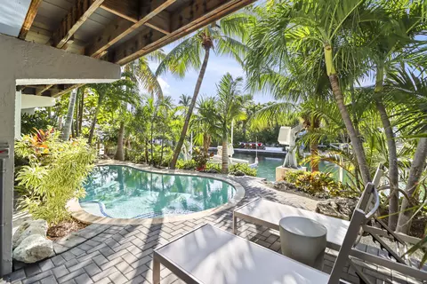 1050 Gulf Dr, Summerland Key, FL 33042