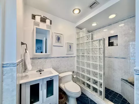 Bath - 55 Harbor Dr, Islamorada, FL 33036 photo 2 of 5