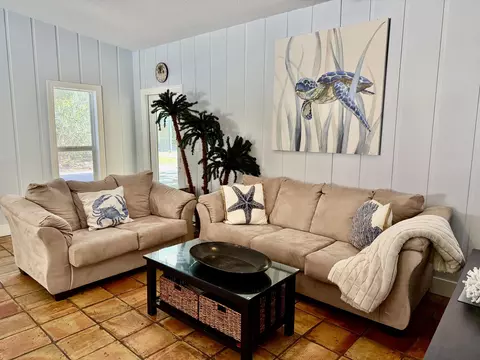 Living - 55 Harbor Dr, Islamorada, FL 33036 photo 1 of 2