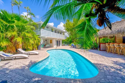 17214 E La Brisa Ln, Sugarloaf Key, FL 33042