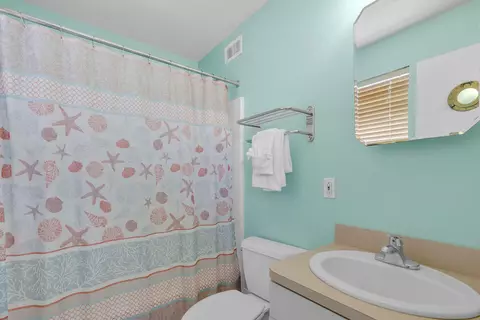 Bath - 3 E Kyle Way, Marathon, FL 33050 photo 2 of 4