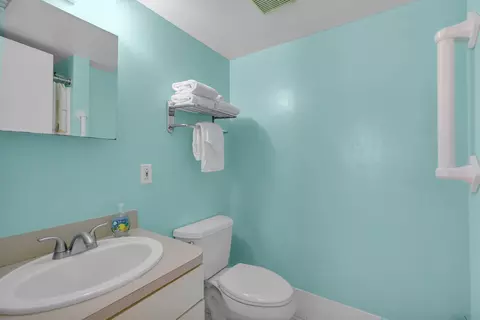 Bath - 3 E Kyle Way, Marathon, FL 33050 photo 3 of 4