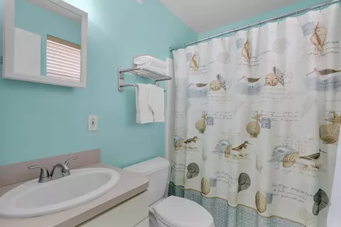 Bath - 3 E Kyle Way, Marathon, FL 33050 photo 4 of 4