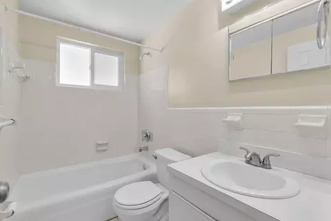 Bath - 421 10th St #KEY colony, Key Colony Beach, FL 33051 photo 1 of 2