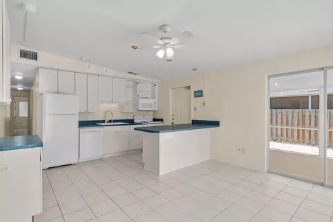 Kitchen - 421 10th St #KEY colony, Key Colony Beach, FL 33051 photo 2 of 4