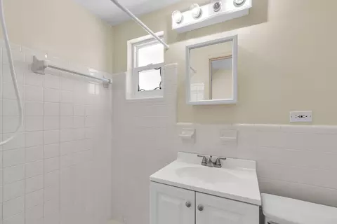 Bath - 421 10th St #KEY colony, Key Colony Beach, FL 33051 photo 2 of 2