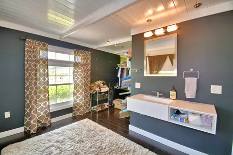 Bath - 3450 Palm Ave, Hialeah, FL 33012 photo 2 of 8