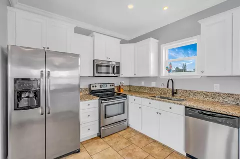 Kitchen - 31507 Avenue E, Big Pine Key, FL 33043 photo 2 of 2