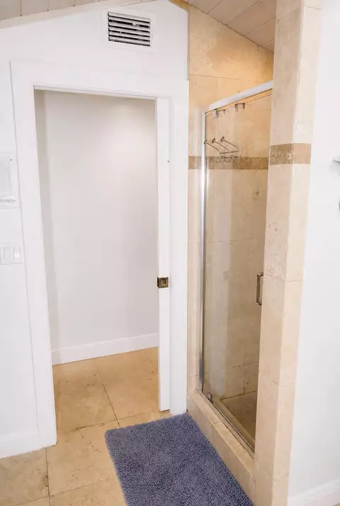 Bath - 464 Lime Dr, Key Largo, FL 33037 photo 6 of 12