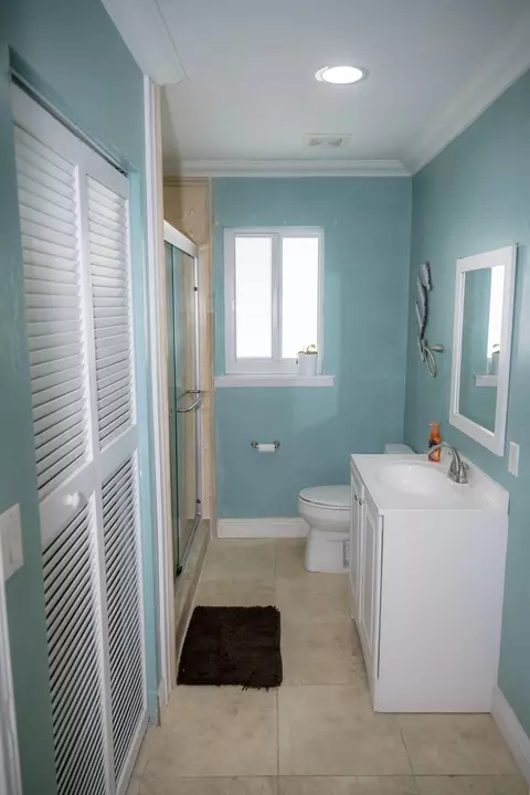 Bath - 464 Lime Dr, Key Largo, FL 33037 photo 2 of 12