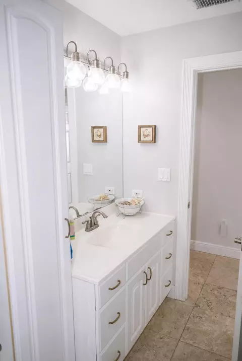 Bath - 464 Lime Dr, Key Largo, FL 33037 photo 9 of 12