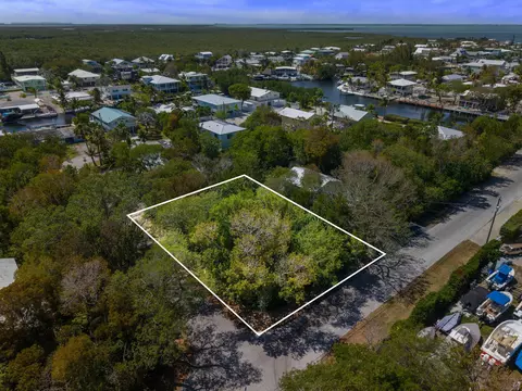 687 N Lake Dr, Key Largo, FL 33037