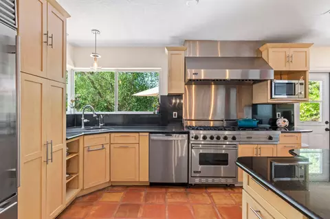 Kitchen - 7563 Gulfstream Blvd, Marathon, FL 33050 photo 2 of 7