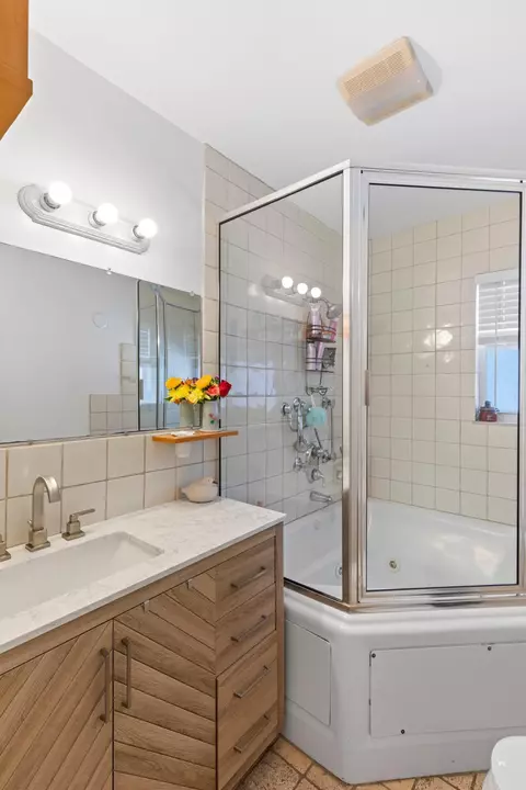 Bath - 7563 Gulfstream Blvd, Marathon, FL 33050 photo 2 of 2