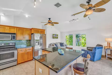 Kitchen - 29025 Geranium Dr, Big Pine Key, FL 33043 photo 2 of 5