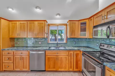 Kitchen - 29025 Geranium Dr, Big Pine Key, FL 33043 photo 3 of 5