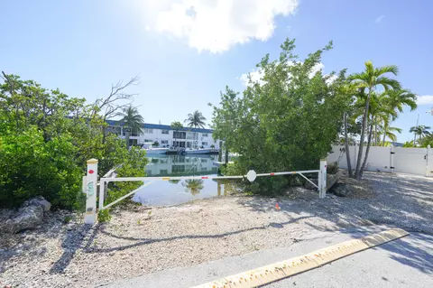 104 52nd St Ocean St, Marathon, FL 33050 photo 2