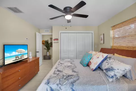 Bedroom - 1041 Gibraltar Rd, Key Largo, FL 33037 photo 6 of 10