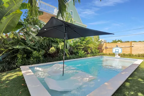 Exterior - 840 62nd Street Ocean St, Marathon, FL 33050 photo 1 of 16
