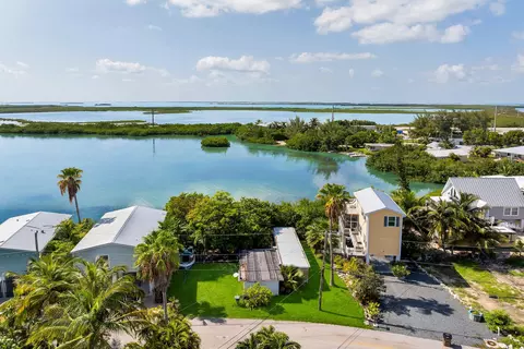 6 Beach Dr, Saddle Bunch, FL 33040