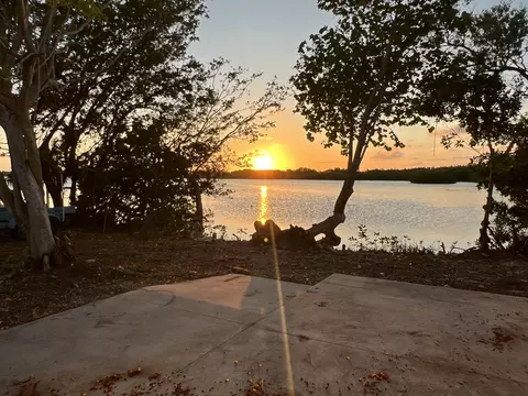 6 Beach Dr, Saddlebunch, FL 33040