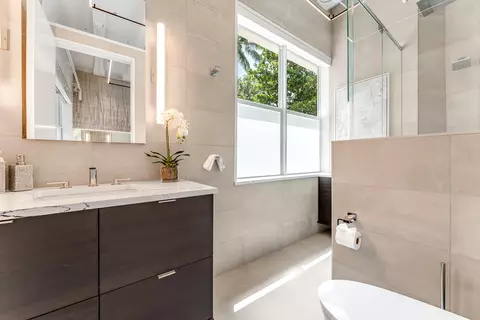 Bath - 115 Front St #101, Key West, FL 33040 photo 2 of 3