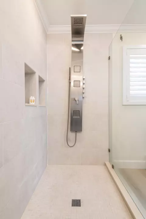 Bath - 11399 6th Ave Ocean, Marathon, FL 33050 photo 2 of 5