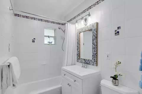 Bath - 827 Eisenhower Dr, Key West, FL 33040 photo 4 of 5