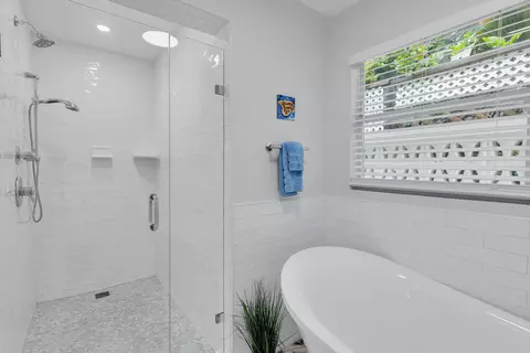 Bath - 827 Eisenhower Dr, Key West, FL 33040 photo 3 of 5
