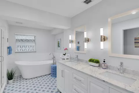 Bath - 827 Eisenhower Dr, Key West, FL 33040 photo 2 of 5