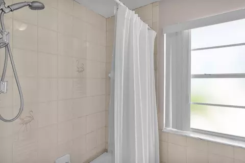 Bath - 470 9th St #KEY colony, Key Colony Beach, FL 33051 photo 2 of 3