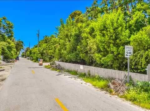 933 Lobster Ln, Key Largo, FL 33037
