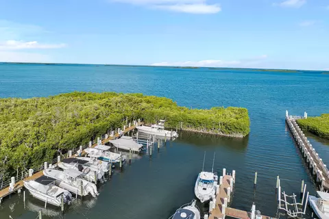 98202 Windward Ave #CONDO W/ 30 FT BOAT, Key Largo, FL 33037