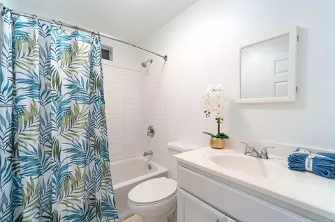 Bath - 3978 Gordon Rd, Big Pine Key, FL 33043 photo 4 of 5