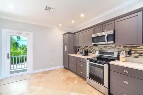 Kitchen - 31473 Warner Rd, Big Pine Key, FL 33043 photo 3 of 5