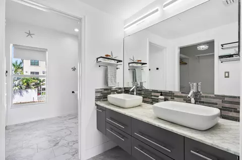 Bath - 8 Jade Dr, Key West, FL 33040 photo 1 of 5