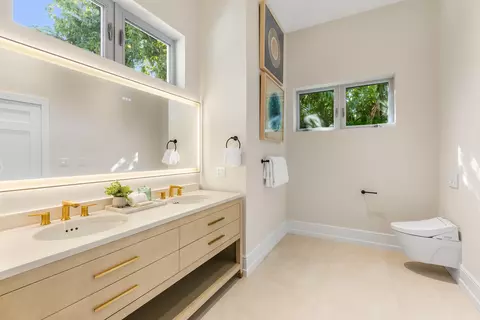 Bath - 3741 Eagle Ave, Key West, FL 33040 photo 2 of 7